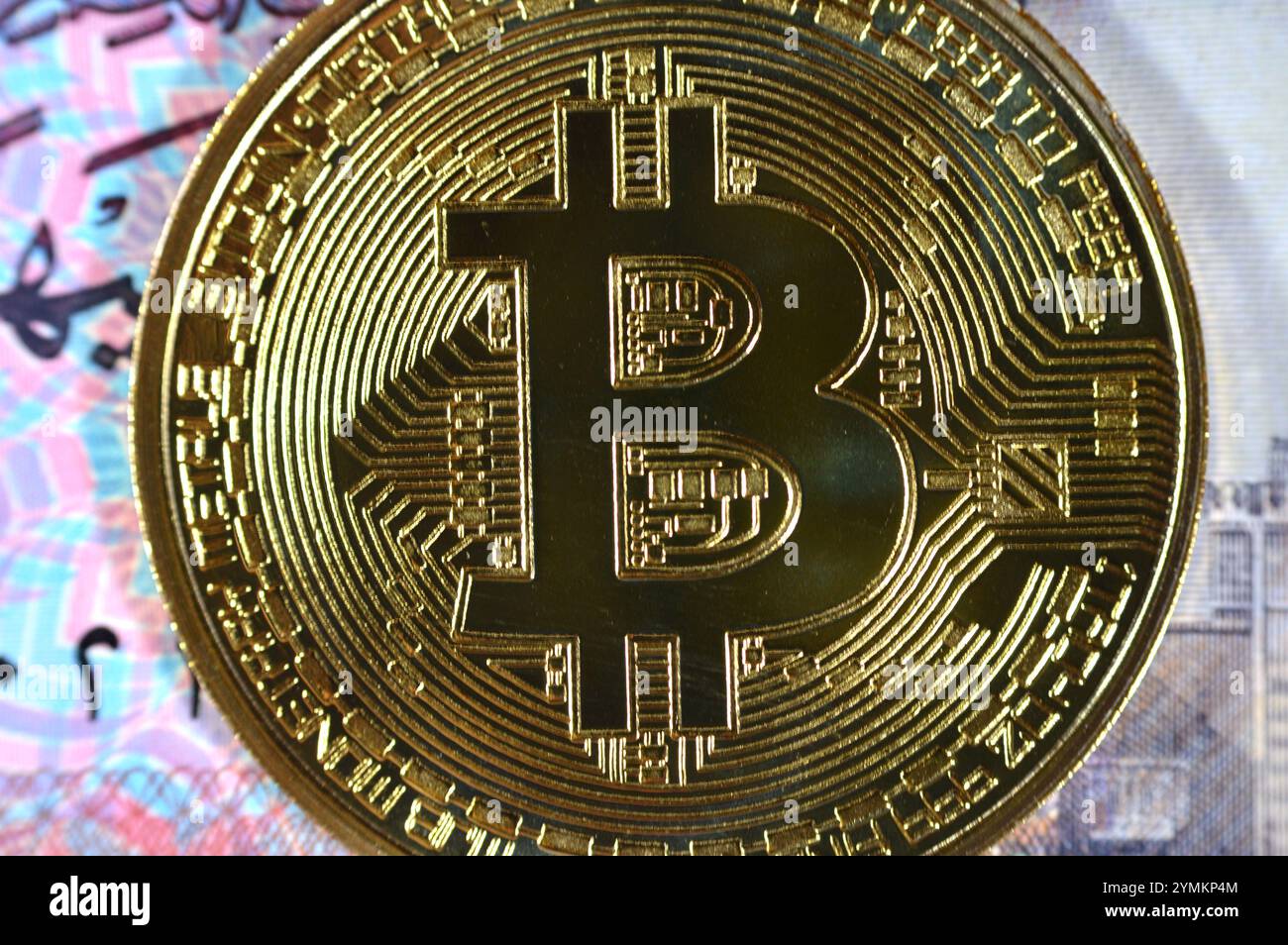 Banconota in sterline egiziane con moneta d'oro fisica Bitcoin, BTC la prima criptovaluta decentralizzata, nodi in rete bitcoin P2P verificano la transa Foto Stock