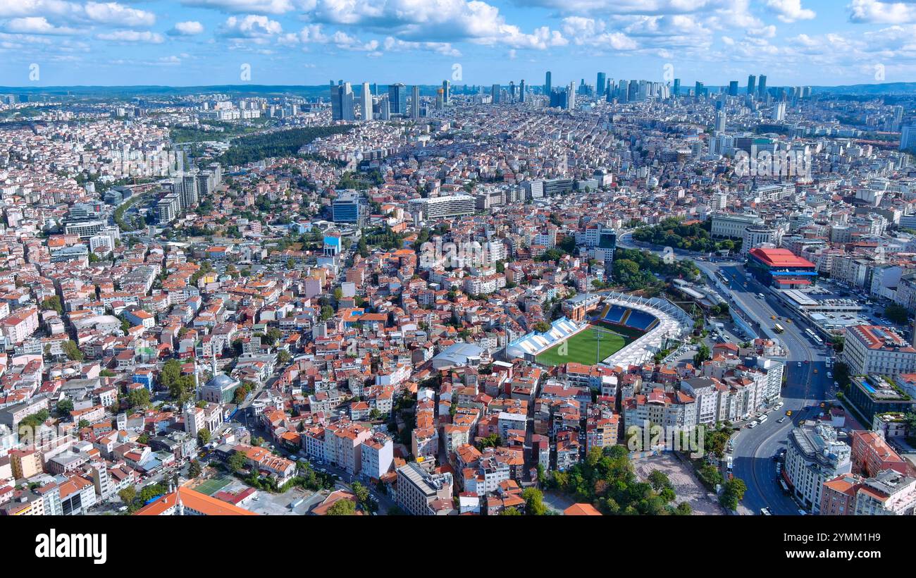 Vista aerea del quartiere Şişli di Istanbul, caratterizzato da un mix di grattacieli moderni e architettura tradizionale turca con lussureggianti parchi verdi Foto Stock