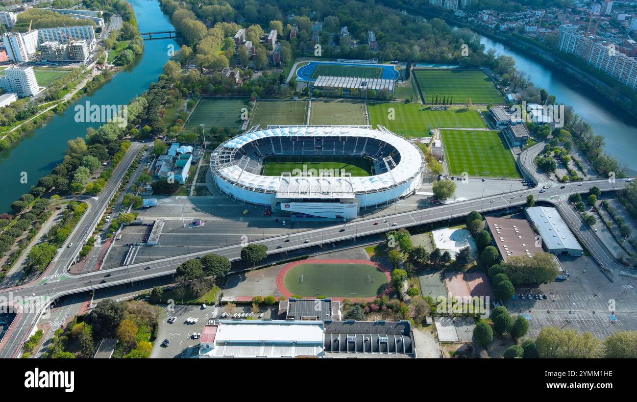 Vista aerea dello Stadio di Tolosa - Stade Municipal lungo il fiume Garonna, design moderno, ambiente verde e vivace sfondo della città Foto Stock