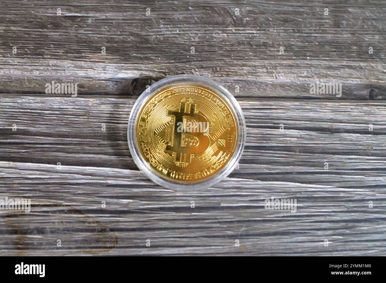 Bitcoin moneta d'oro fisica, BTC la prima criptovaluta decentralizzata, i nodi della rete bitcoin peer-to-peer verificano le transazioni tramite crittografia Foto Stock