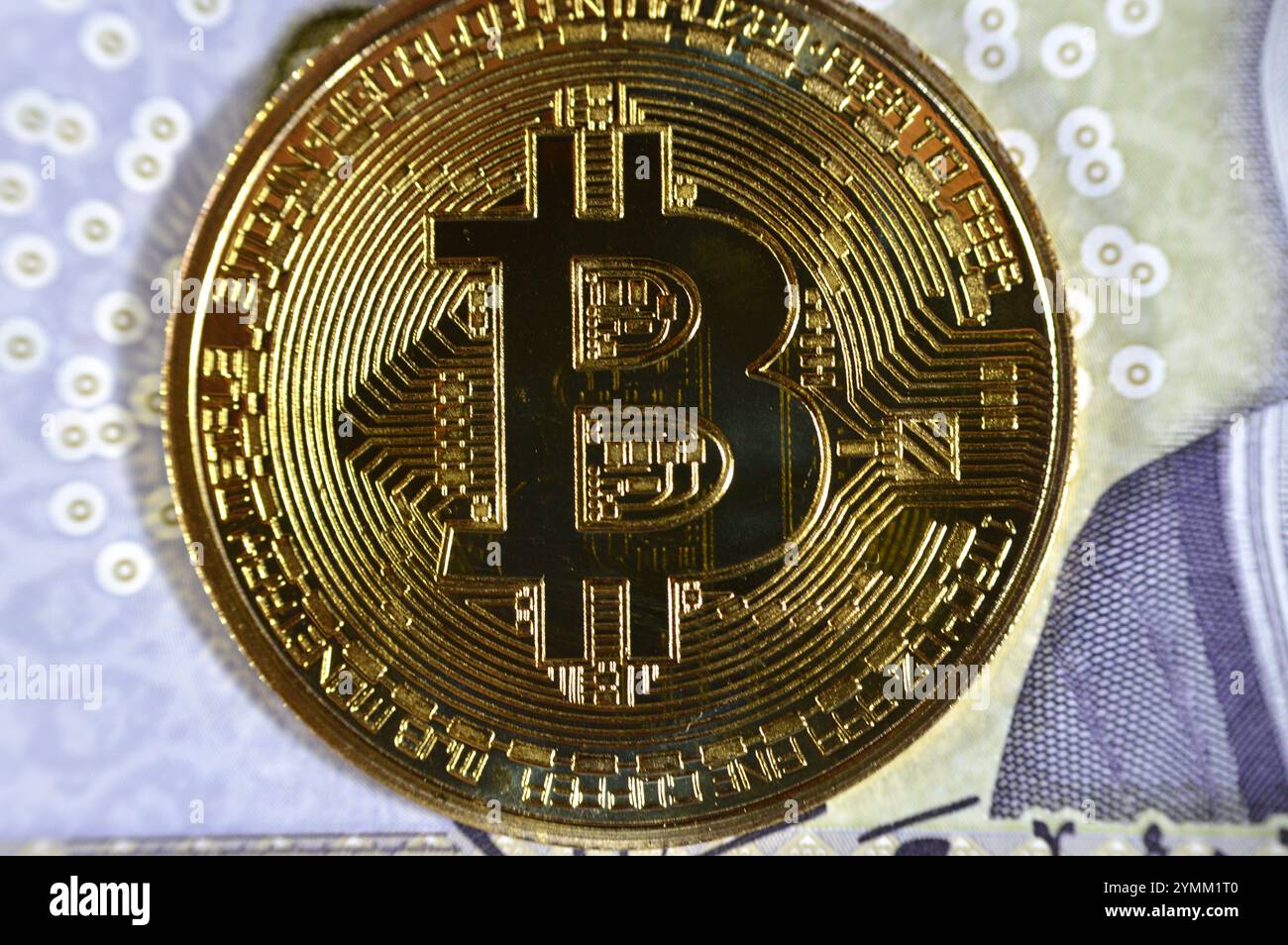 L'Arabia Saudita riyals banconota con Bitcoin moneta d'oro fisica, BTC la prima criptovaluta decentralizzata, nodi nella rete di bitcoin P2P verificano transazione Foto Stock