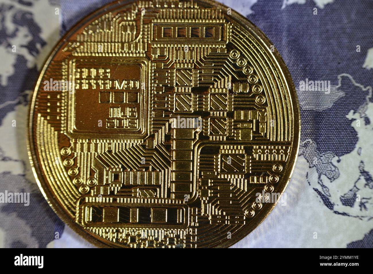 L'Arabia Saudita riyals banconota con Bitcoin moneta d'oro fisica, BTC la prima criptovaluta decentralizzata, nodi nella rete di bitcoin P2P verificano transazione Foto Stock