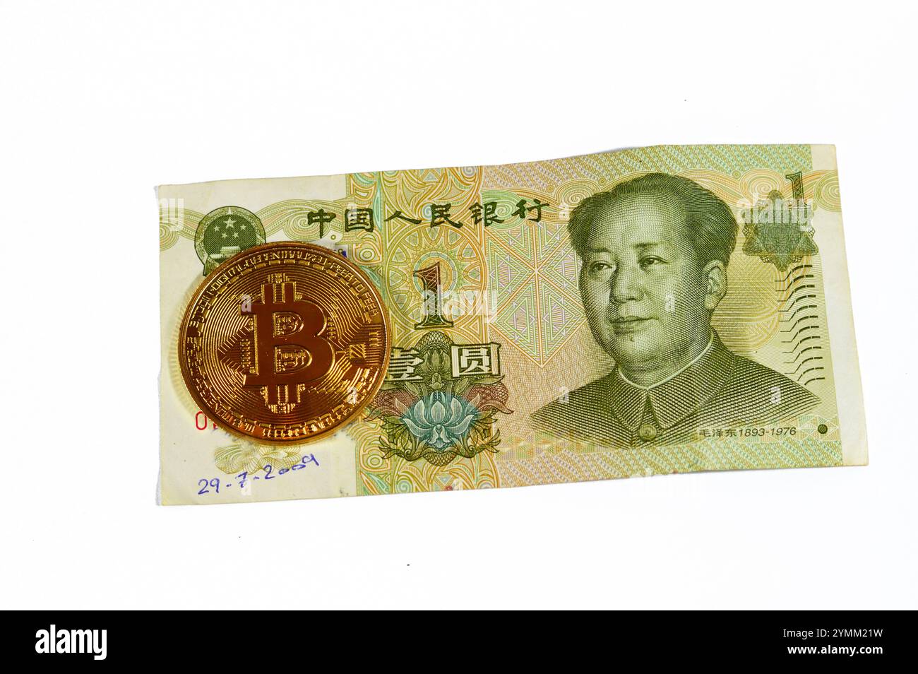 Banconota Yuan con moneta d'oro fisica Bitcoin, BTC la prima criptovaluta decentralizzata, nodi nella rete bitcoin P2P verificano i transactus Foto Stock