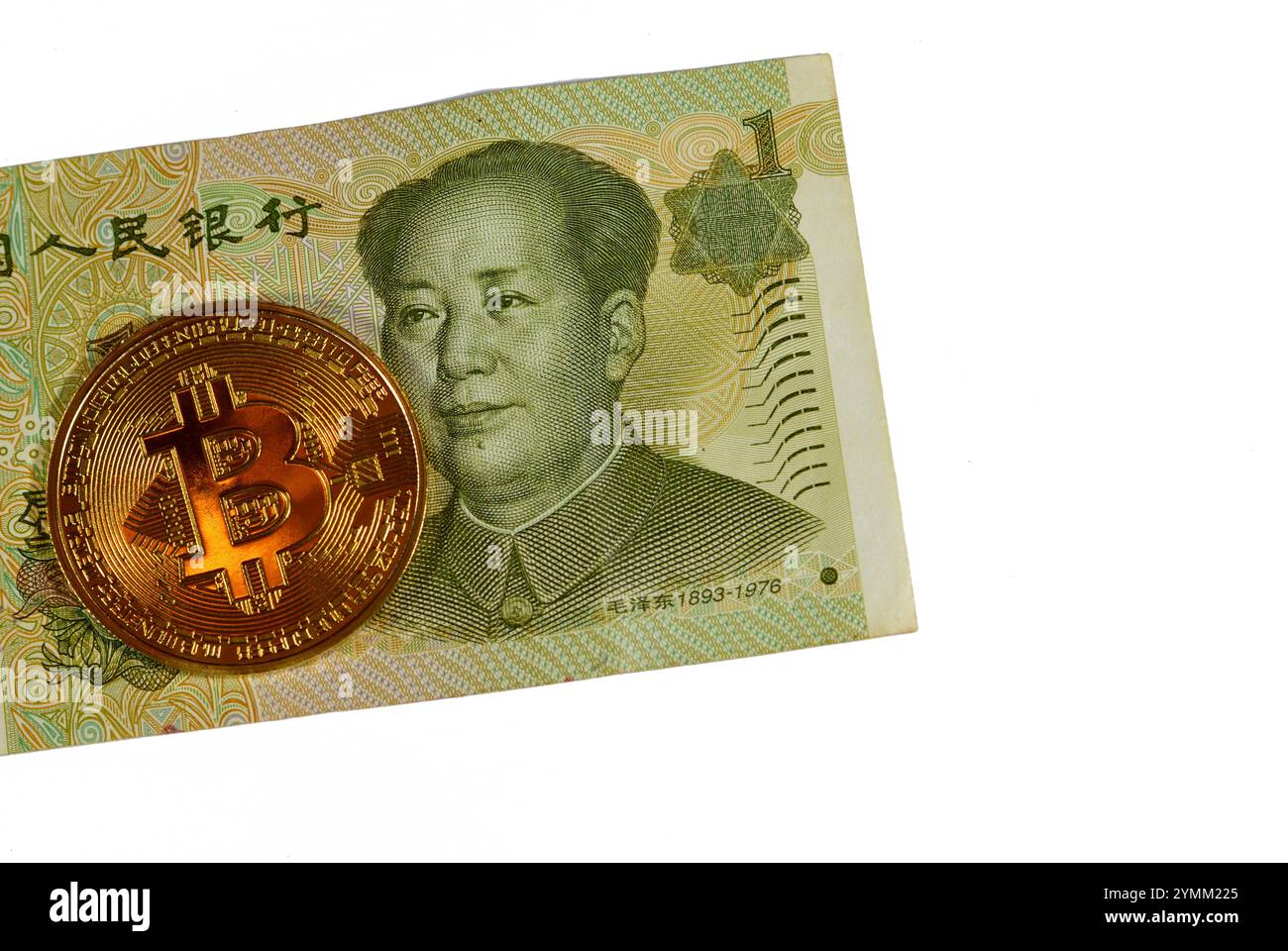Banconota Yuan con moneta d'oro fisica Bitcoin, BTC la prima criptovaluta decentralizzata, nodi nella rete bitcoin P2P verificano i transactus Foto Stock