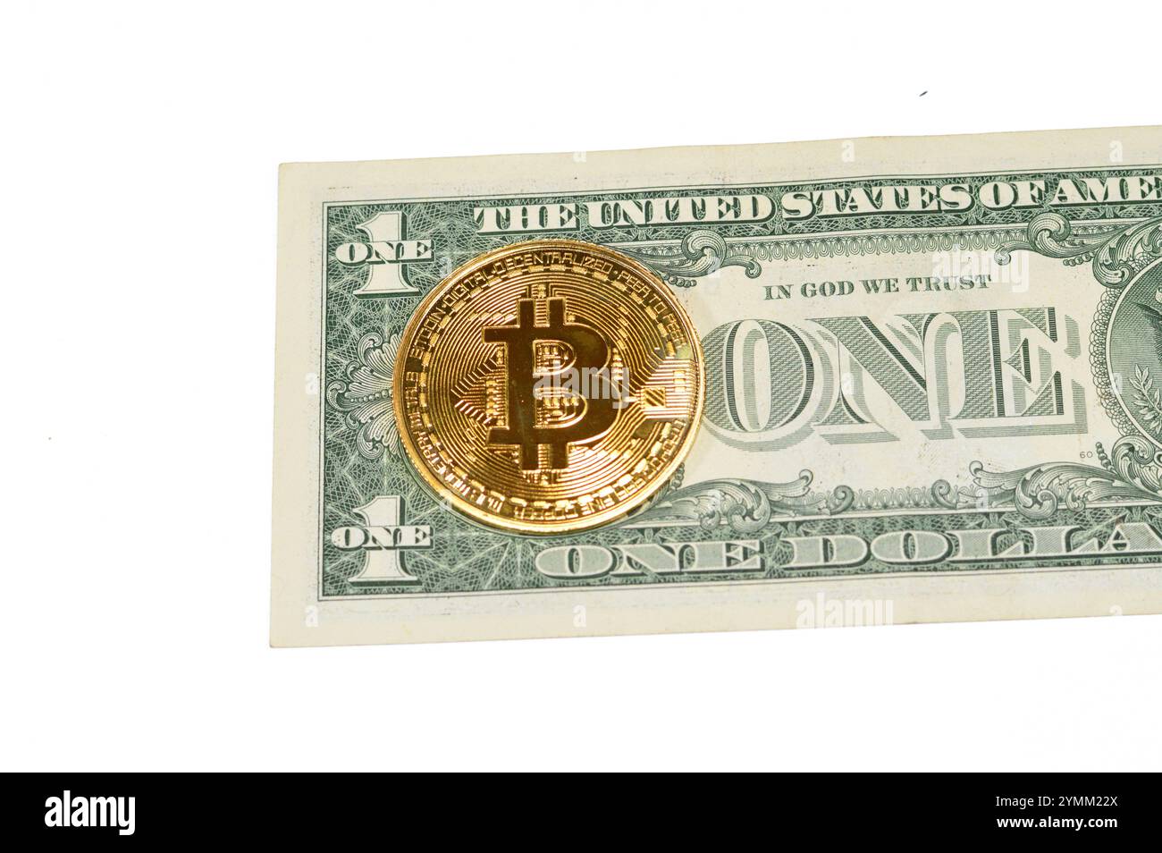 Banconota in dollari americani con moneta d'oro fisica Bitcoin, BTC la prima criptovaluta decentralizzata, nodi nella rete bitcoin P2P verificano la transazione Foto Stock