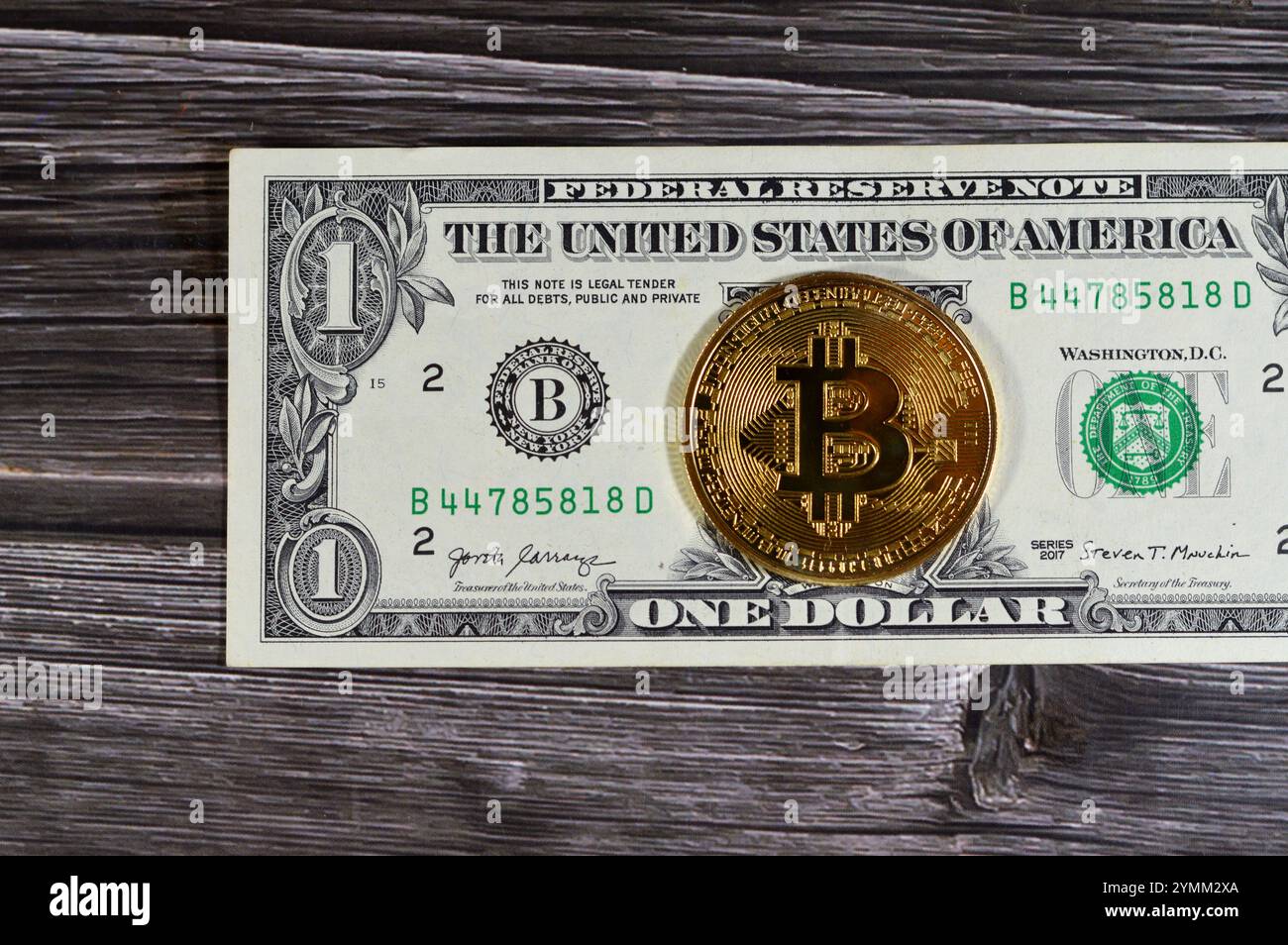 Banconota in dollari americani con moneta d'oro fisica Bitcoin, BTC la prima criptovaluta decentralizzata, nodi nella rete bitcoin P2P verificano la transazione Foto Stock