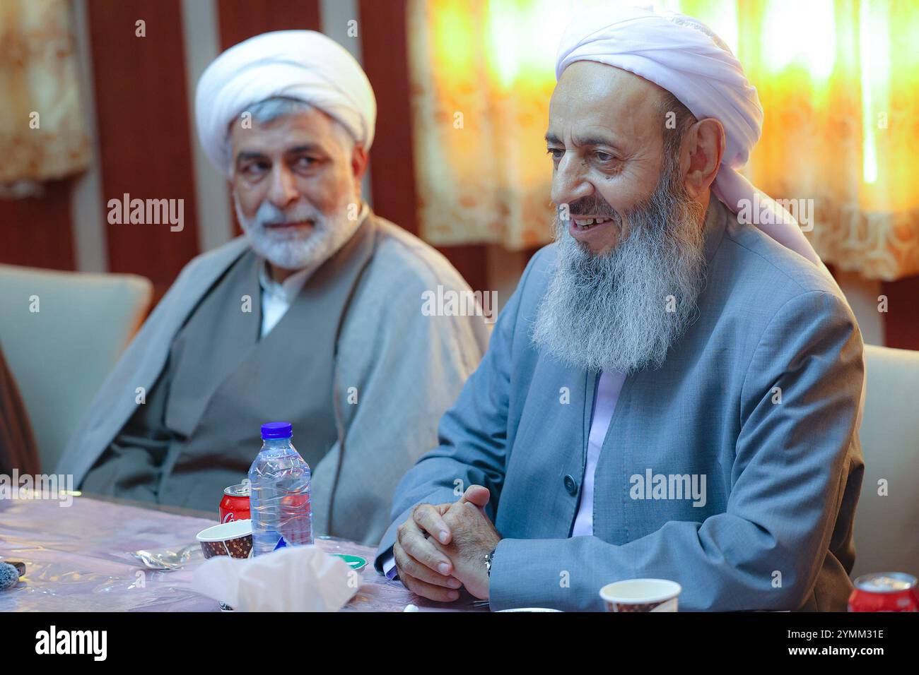 Zahedan, Sistan e Baluchestan, Iran. 22 novembre 2024. Il leader della popolazione sunnita iraniana, Molavi ABDOLHAMID ISMAEELZAHI (R), durante un incontro tra il presidente iraniano, i chierici sciiti e sunniti e capi delle tribù del Sistan e del Baluchestan. Abdolhamid Ismaeelzahi è un religioso musulmano sunnita iraniano che è considerato un ''leader spirituale per la popolazione musulmana sunnita iraniana.'' Tuttavia, secondo Reuters, la sua influenza è limitata alla popolazione Baloch. Ismaeelzahi, un Baloch, gode del sostegno della stragrande maggioranza del popolo Baloch in Iran, che lo salutano come loro Molavi. Lui è l'imam Foto Stock