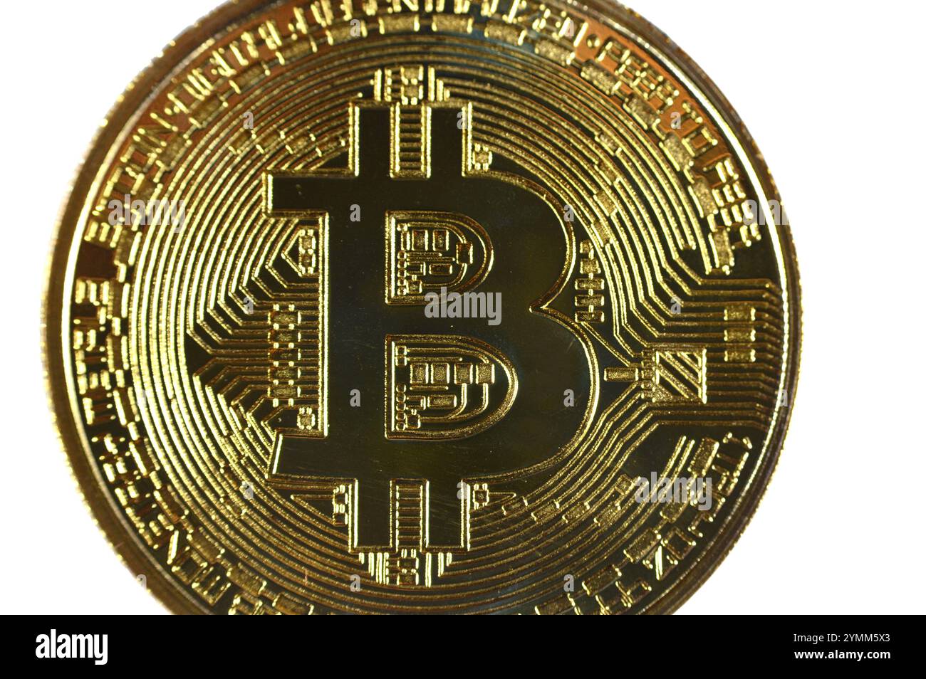 Bitcoin moneta d'oro fisica, BTC la prima criptovaluta decentralizzata, i nodi della rete bitcoin peer-to-peer verificano le transazioni tramite crittografia Foto Stock