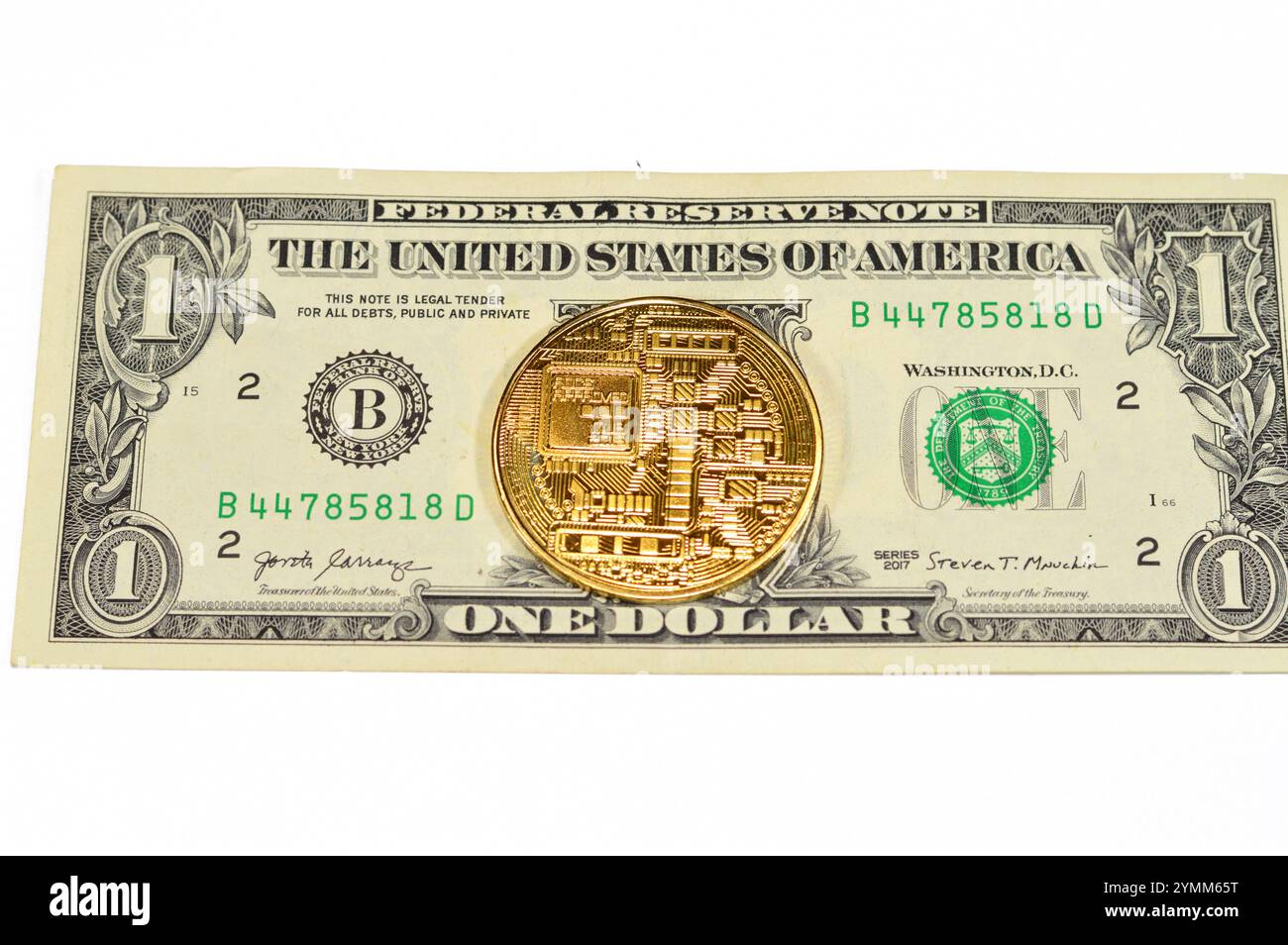 Banconota in dollari americani con moneta d'oro fisica Bitcoin, BTC la prima criptovaluta decentralizzata, nodi nella rete bitcoin P2P verificano la transazione Foto Stock