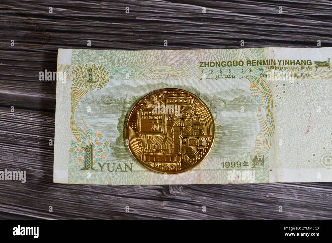 Banconota Yuan con moneta d'oro fisica Bitcoin, BTC la prima criptovaluta decentralizzata, nodi nella rete bitcoin P2P verificano i transactus Foto Stock