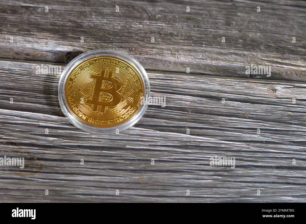 Bitcoin moneta d'oro fisica, BTC la prima criptovaluta decentralizzata, i nodi della rete bitcoin peer-to-peer verificano le transazioni tramite crittografia Foto Stock