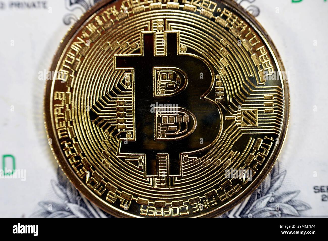 Banconota in dollari americani con moneta d'oro fisica Bitcoin, BTC la prima criptovaluta decentralizzata, nodi nella rete bitcoin P2P verificano la transazione Foto Stock