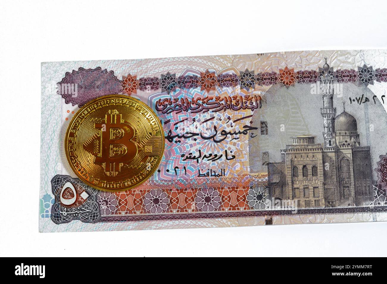 Banconota in sterline egiziane con moneta d'oro fisica Bitcoin, BTC la prima criptovaluta decentralizzata, nodi in rete bitcoin P2P verificano la transa Foto Stock