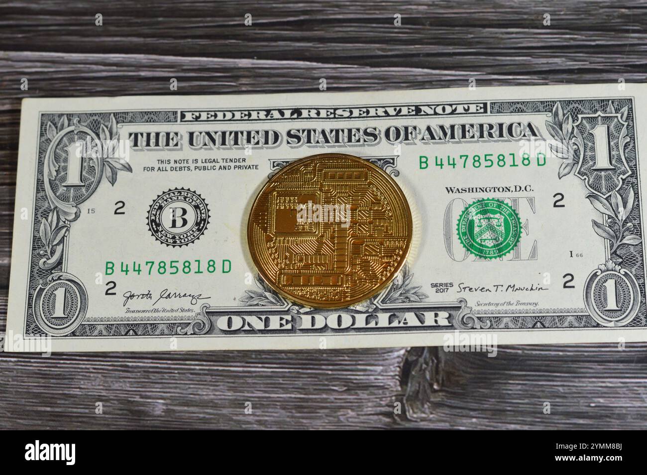 Banconota in dollari americani con moneta d'oro fisica Bitcoin, BTC la prima criptovaluta decentralizzata, nodi nella rete bitcoin P2P verificano la transazione Foto Stock