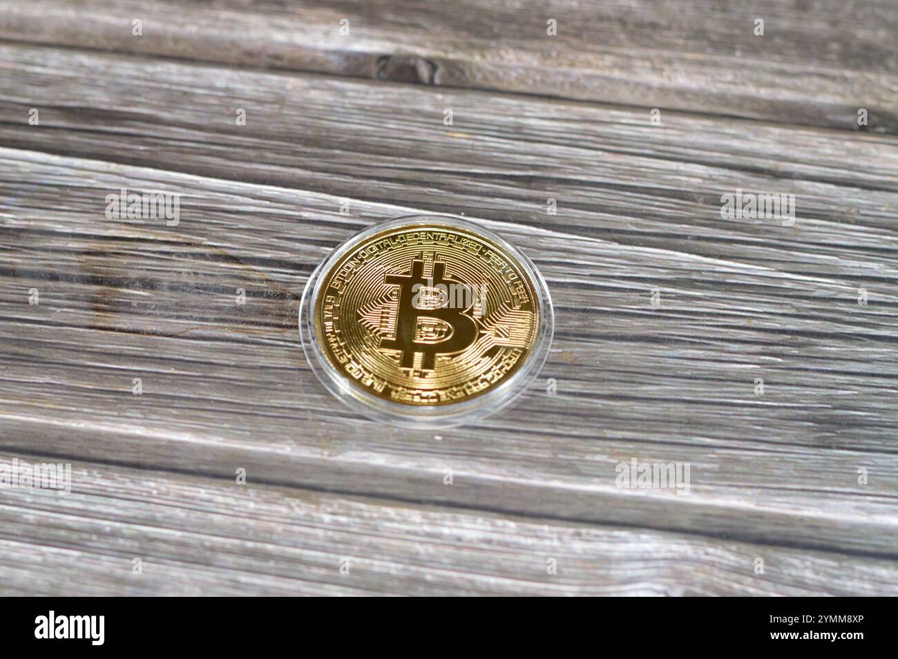 Bitcoin moneta d'oro fisica, BTC la prima criptovaluta decentralizzata, i nodi della rete bitcoin peer-to-peer verificano le transazioni tramite crittografia Foto Stock