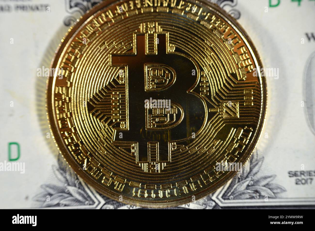 Banconota in dollari americani con moneta d'oro fisica Bitcoin, BTC la prima criptovaluta decentralizzata, nodi nella rete bitcoin P2P verificano la transazione Foto Stock