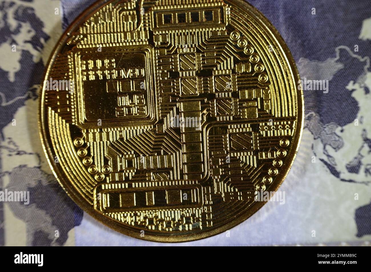 L'Arabia Saudita riyals banconota con Bitcoin moneta d'oro fisica, BTC la prima criptovaluta decentralizzata, nodi nella rete di bitcoin P2P verificano transazione Foto Stock