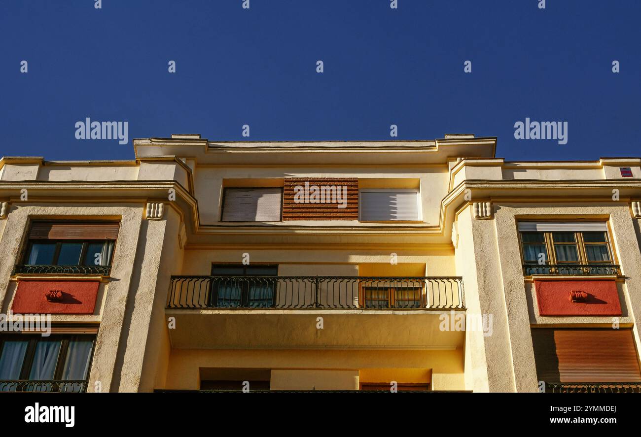 Affascinante Madrid: L'eleganza della sua architettura con balconi Foto Stock