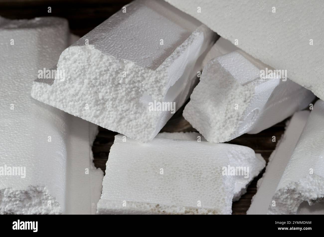 Polistirene PS, un polimero sintetico costituito da monomeri dell'idrocarburo aromatico stirene, polistirene può essere solido o schiumoso, polistirene in PL usato Foto Stock