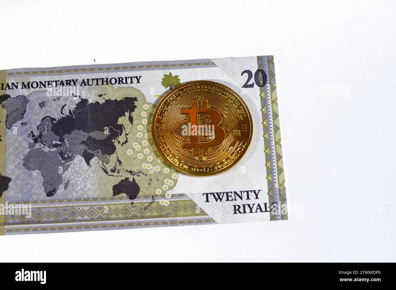 L'Arabia Saudita riyals banconota con Bitcoin moneta d'oro fisica, BTC la prima criptovaluta decentralizzata, nodi nella rete di bitcoin P2P verificano transazione Foto Stock