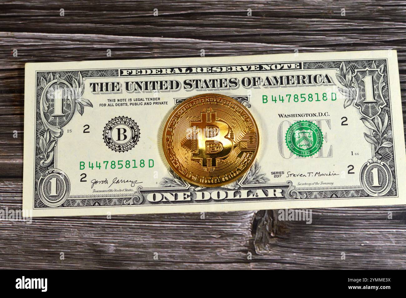 Banconota in dollari americani con moneta d'oro fisica Bitcoin, BTC la prima criptovaluta decentralizzata, nodi nella rete bitcoin P2P verificano la transazione Foto Stock