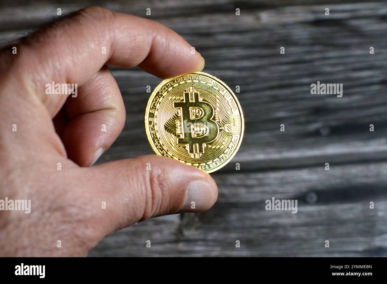 Bitcoin moneta d'oro fisica, BTC la prima criptovaluta decentralizzata, i nodi della rete bitcoin peer-to-peer verificano le transazioni tramite crittografia Foto Stock
