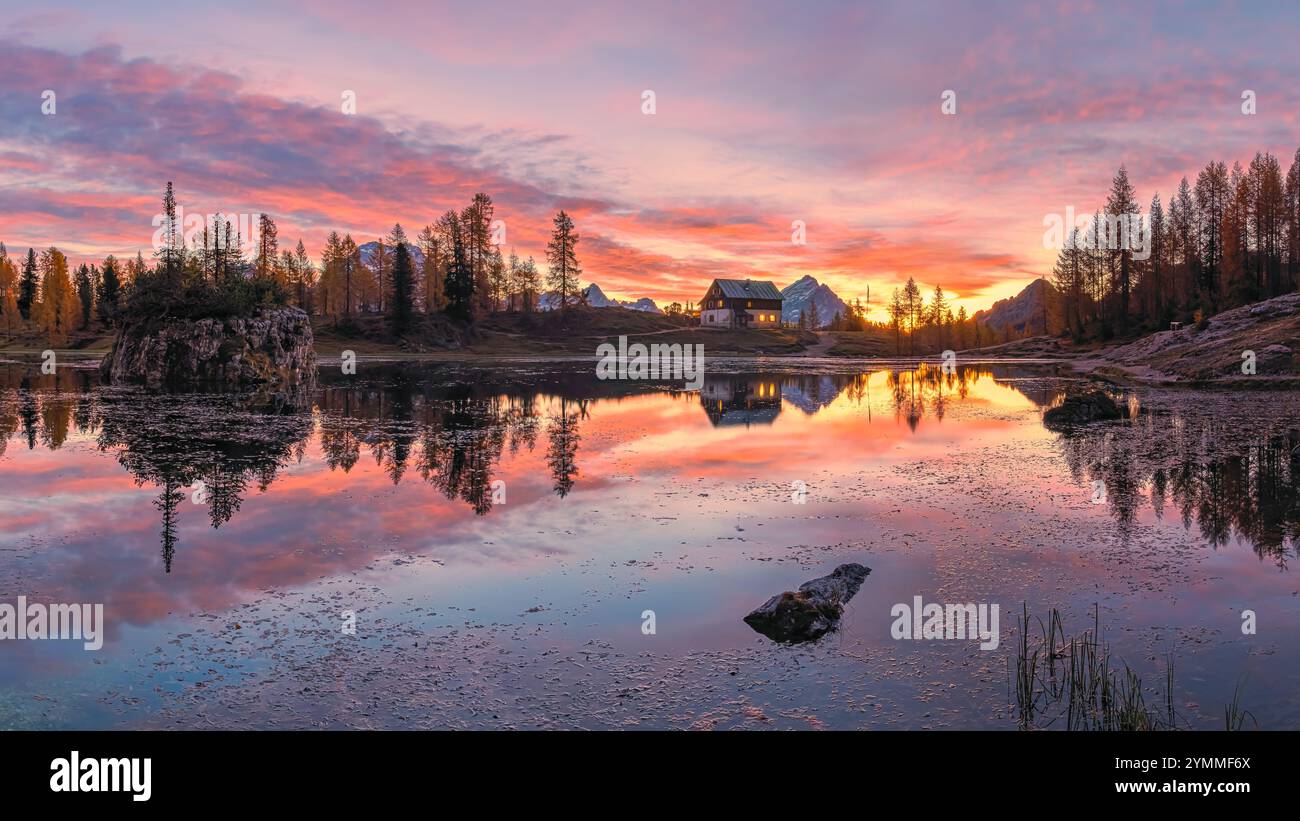 Un'alba autunnale nelle Dolomiti al Lago Federa (Lago di Federa, Lago Fedèra, Lago Federa), un lago di montagna sotto la parete orientale della Croda da Lag Foto Stock