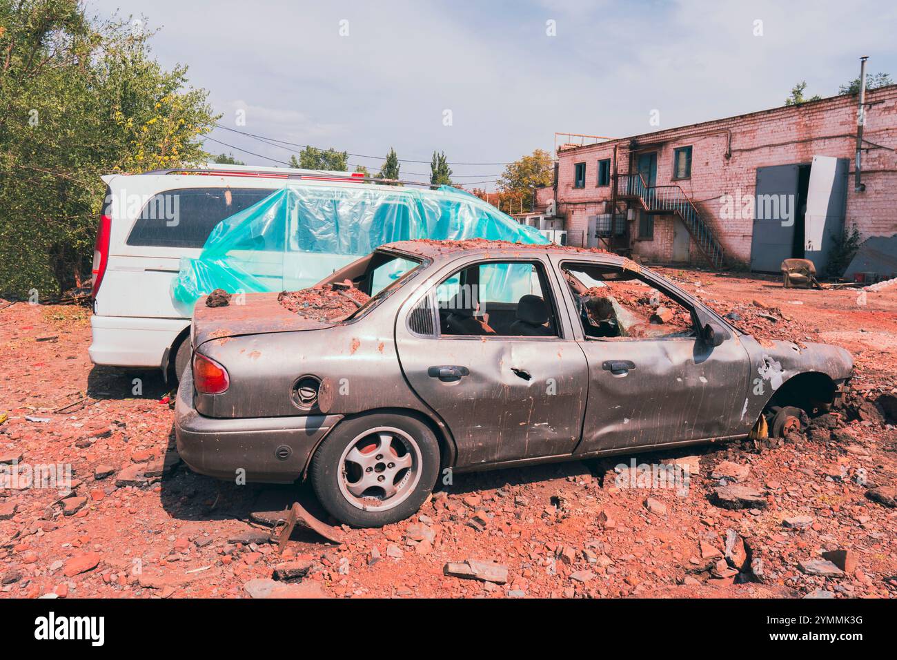 Auto civile danneggiata dopo un attacco missilistico. Guerra in Ucraina. L'invasione russa dell'Ucraina. Terrore per i civili. Crimini di guerra Foto Stock
