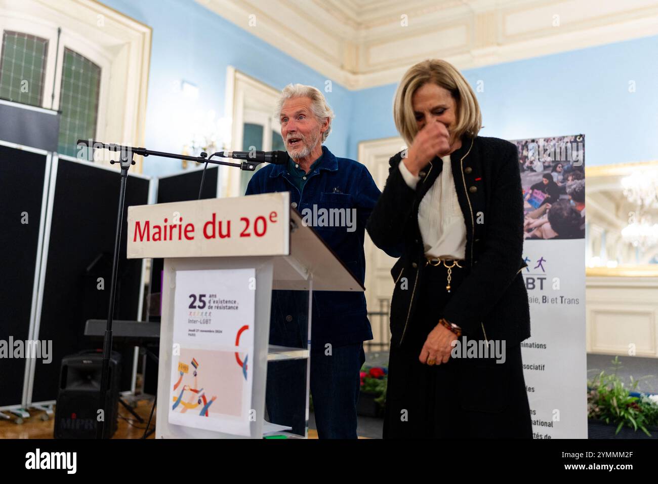 Parigi, Francia. 21 novembre 2024. Durante una serata di anniversario in occasione del 25° anniversario dell'associazione inter-LGBT, la prima associazione francese a difendere i diritti LGBT. Nel municipio del Municipio del XX arrondissement di Parigi, il 21 novembre 2024. Foto di Alexis Jumeau/ABACAPRESS. COM credito: Abaca Press/Alamy Live News Foto Stock