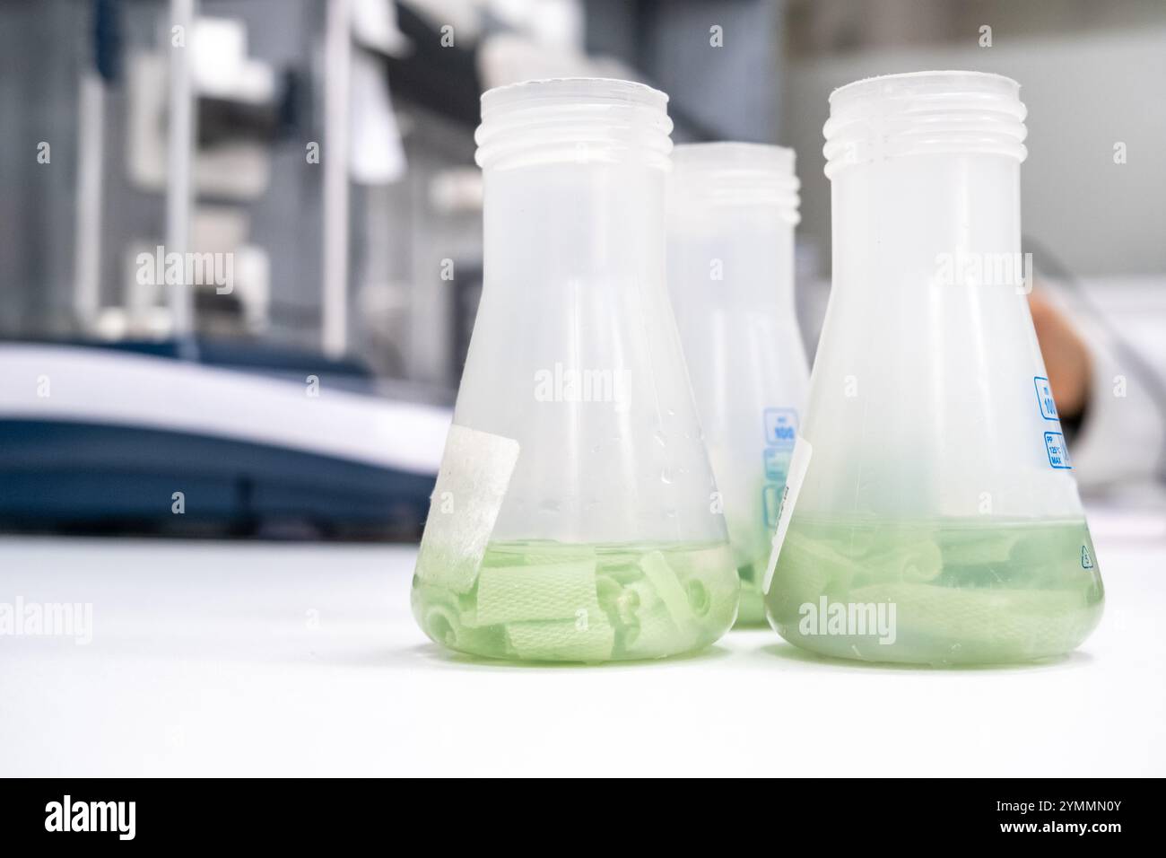 Vista ravvicinata di piccoli flaconi in plastica trasparente con fluido colorato in laboratorio per la ricerca e lo sviluppo o in un laboratorio di analisi scientifica. Foto Stock