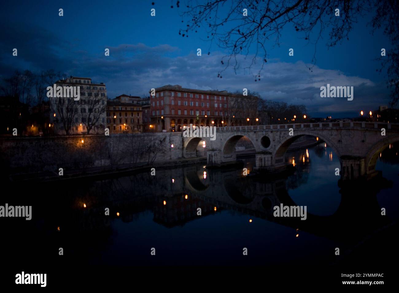 Una vista sul Ponte di Sisto che attraversa il fiume Tevere, costeggiando il quartiere turistico di Trastevere a Roma Foto Stock