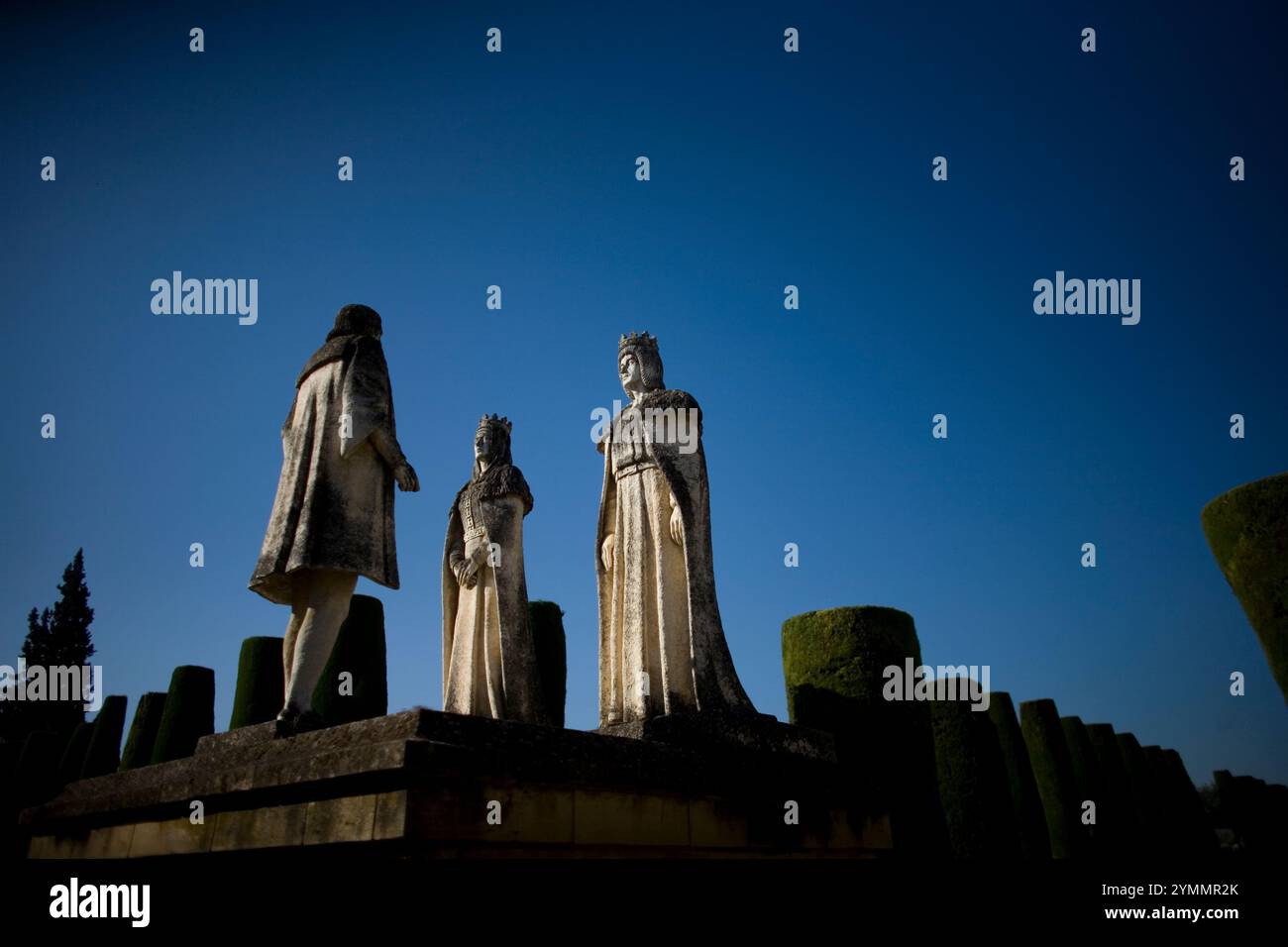 Le statue dei re cattolici e Cristoforo Colombo decorano l'Alcazar de los Reyes Cristianos, o il castello dei re cristiani a Cordova, Andalusia, Spagna. Foto Stock