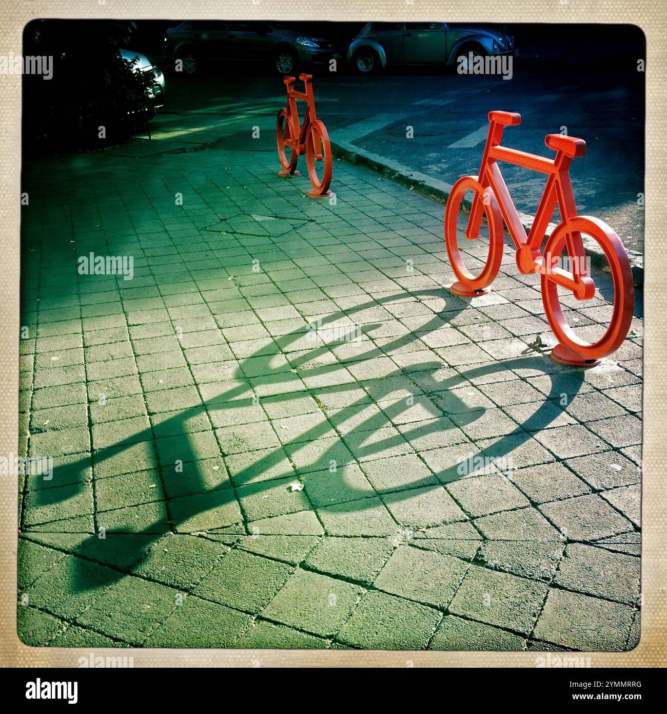 Le biciclette in metallo decorano una strada a Roma Norte, città del Messico, Messico. Foto Stock