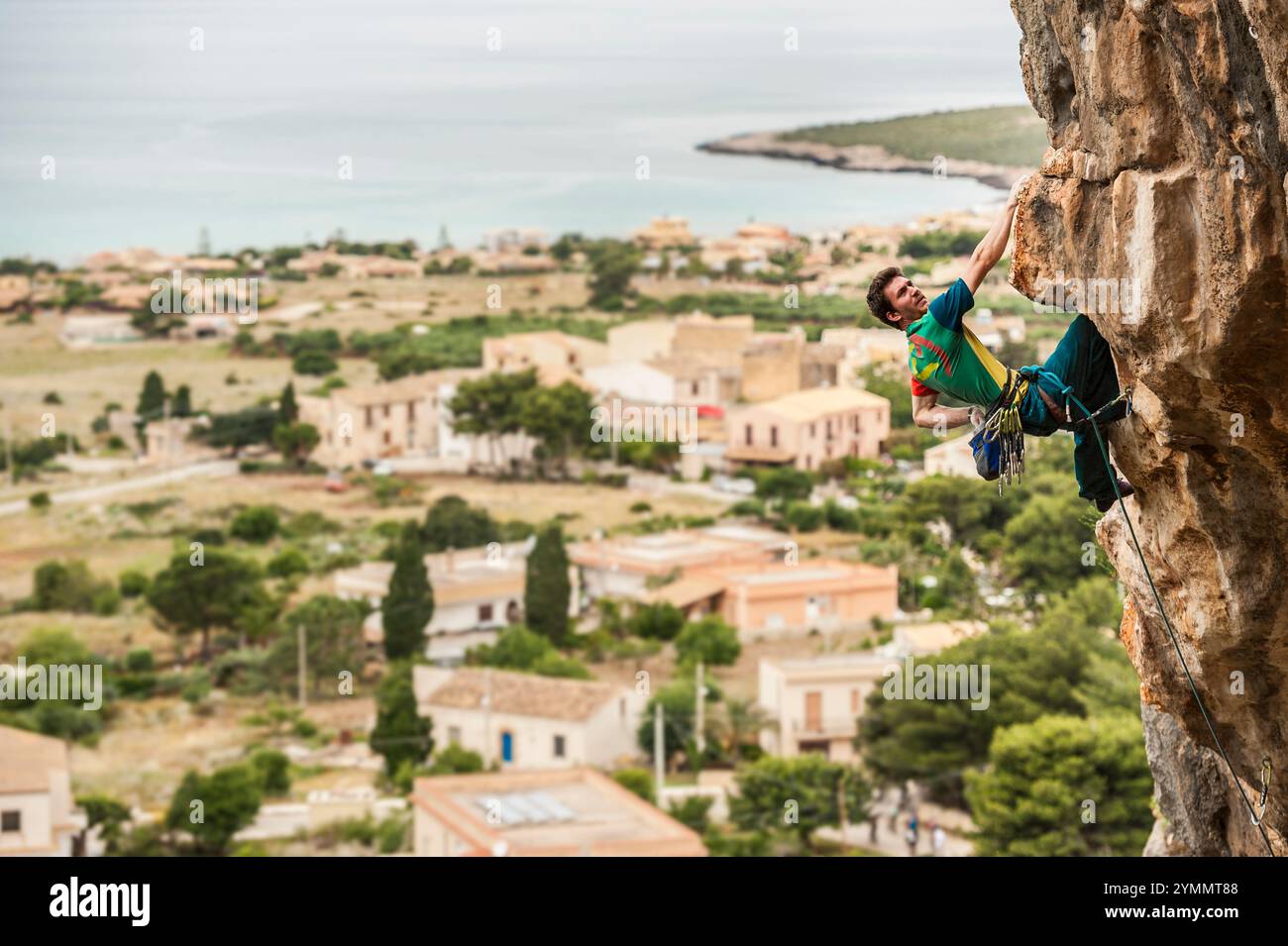 Un alpinista professionista si dirige su un percorso 8a durante il San Vito Climbing Festival 2014, dove è stato invitato come ospite speciale. Sicilia, Italia. Foto Stock