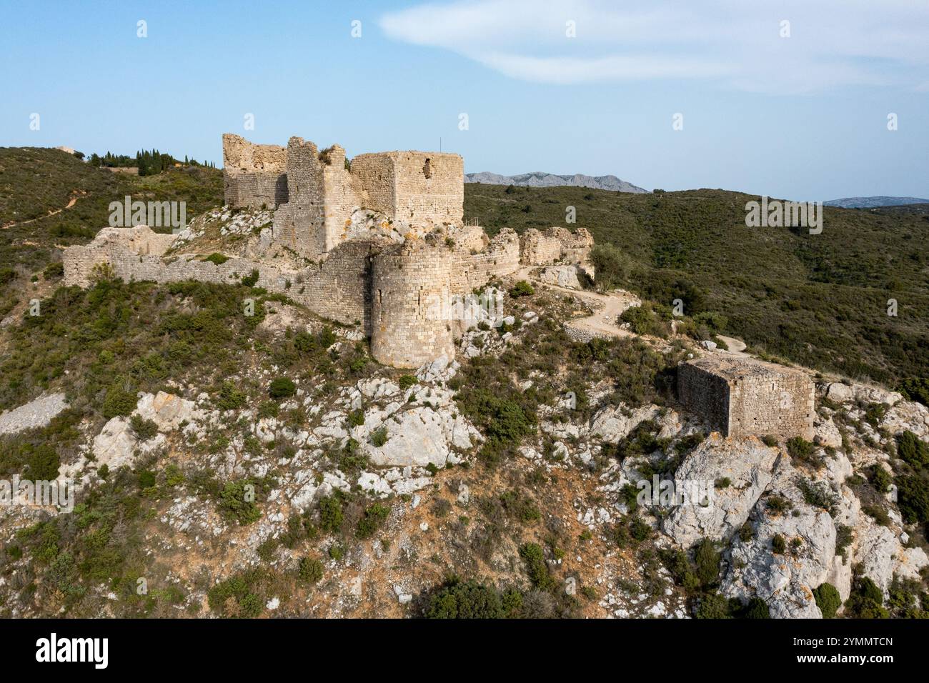 Tuchan (sud della Francia): Vista aerea della château d'Aguilar, castello cataro registrato come monumento storico nazionale (monumento storico francese) Foto Stock