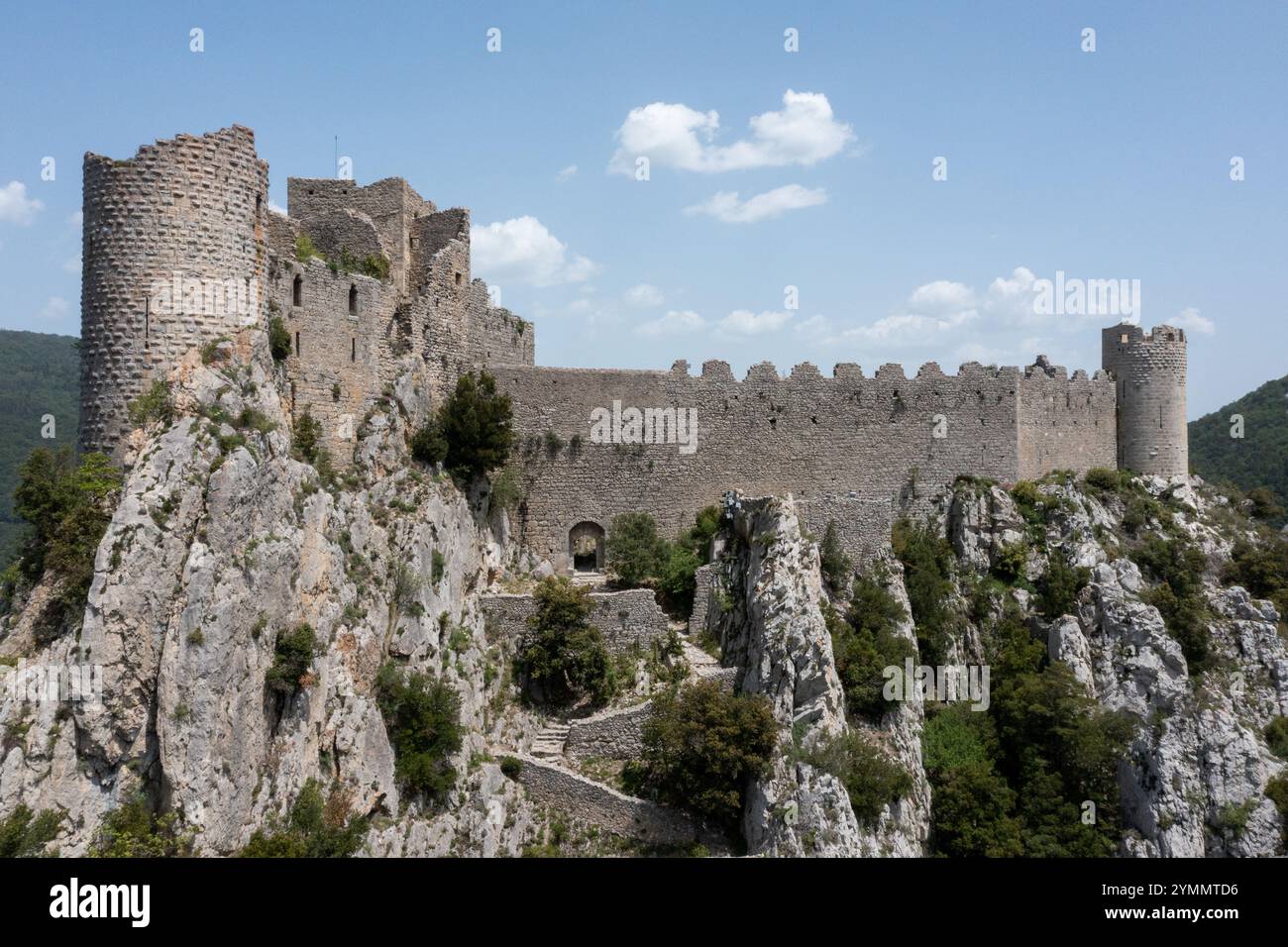 Vista aerea del Château de Puilaurens, castello cataro registrato come monumento storico nazionale (monumento storico francese) *** didascalia locale *** Foto Stock