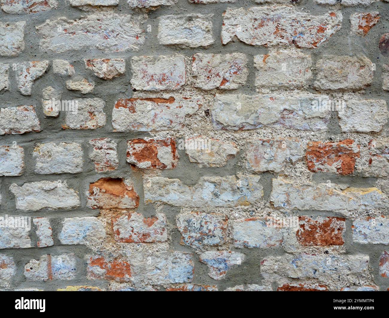 Le antiche mura bianche della casa medievale sono esposte e rinnovate. La muratura mostra una struttura impressionante che rivela l'artigianato storico. Foto Stock