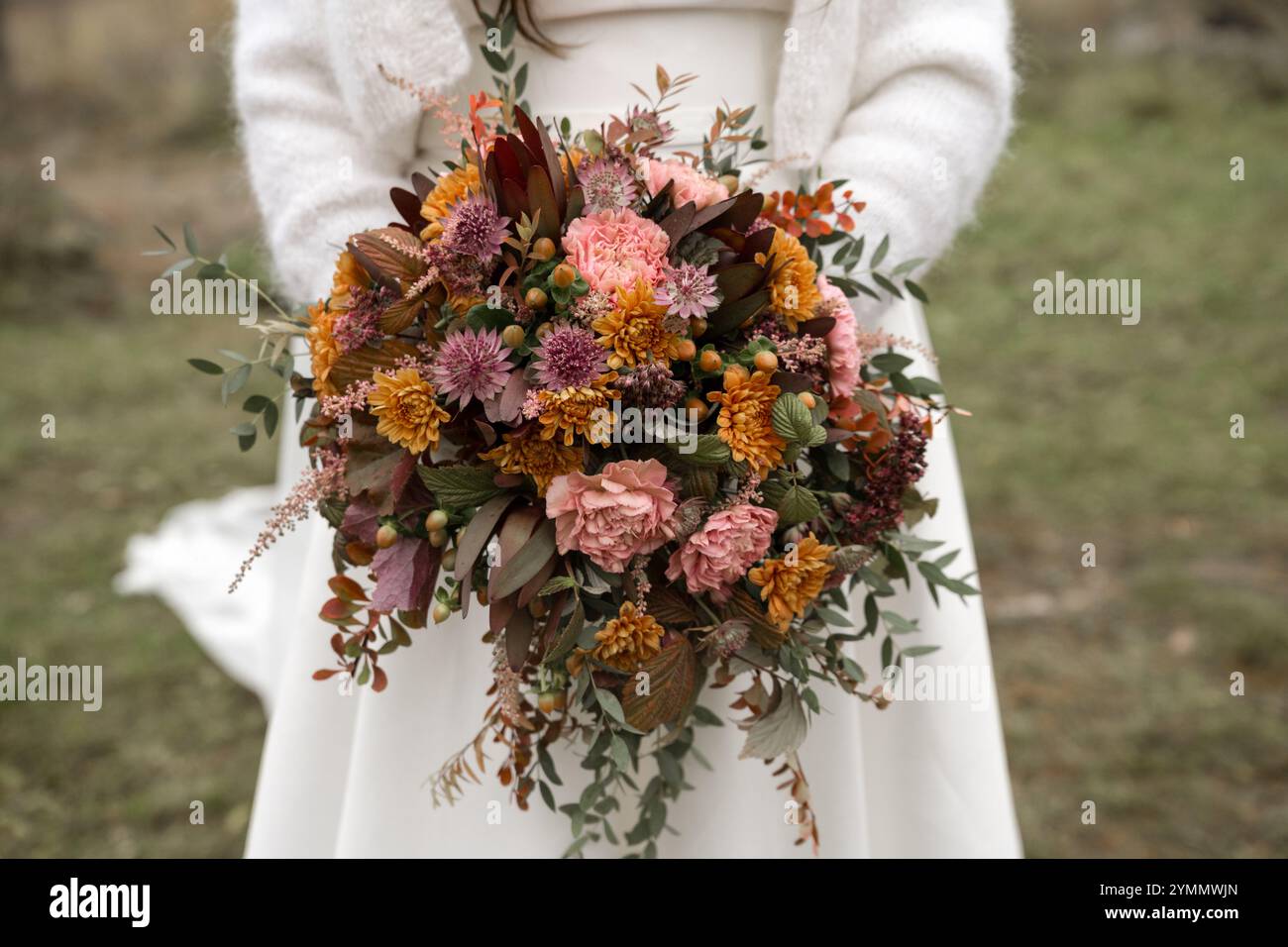 La sposa regala all'aperto un colorato bouquet autunnale Foto Stock