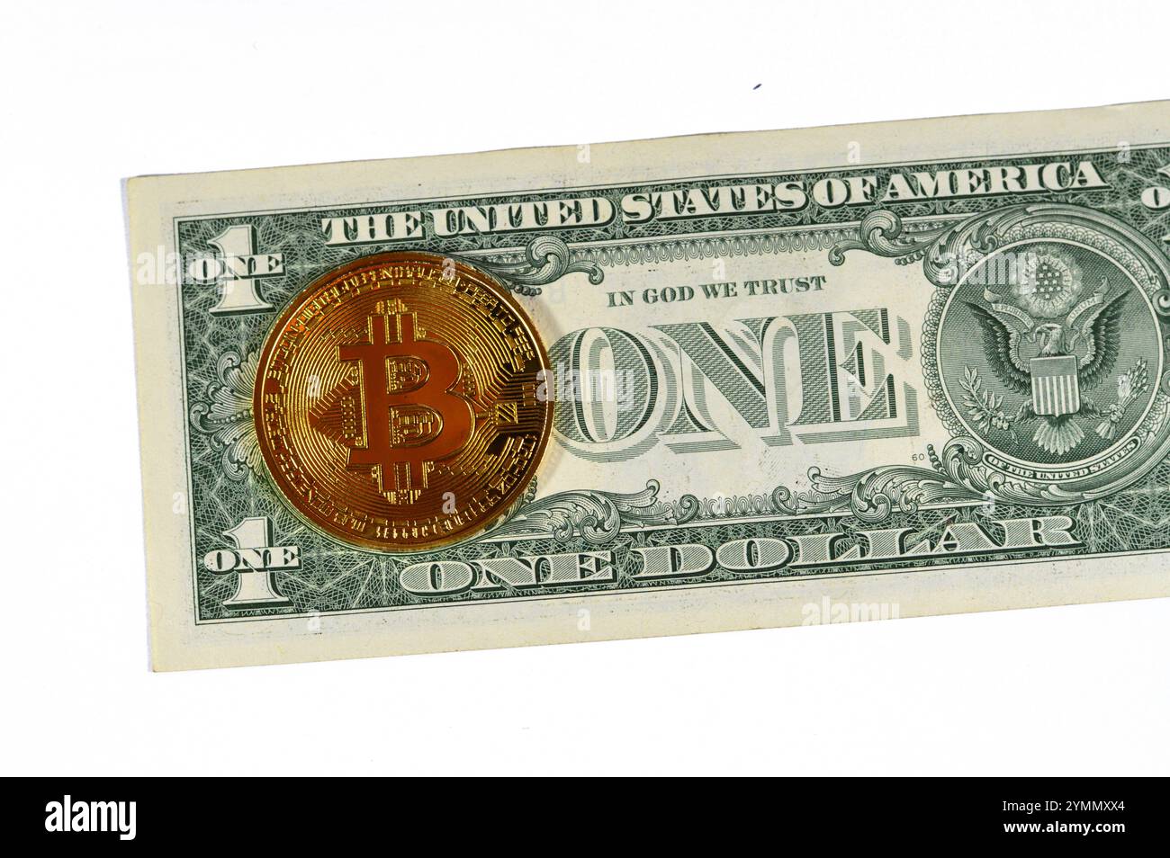 Banconota in dollari americani con moneta d'oro fisica Bitcoin, BTC la prima criptovaluta decentralizzata, nodi nella rete bitcoin P2P verificano la transazione Foto Stock