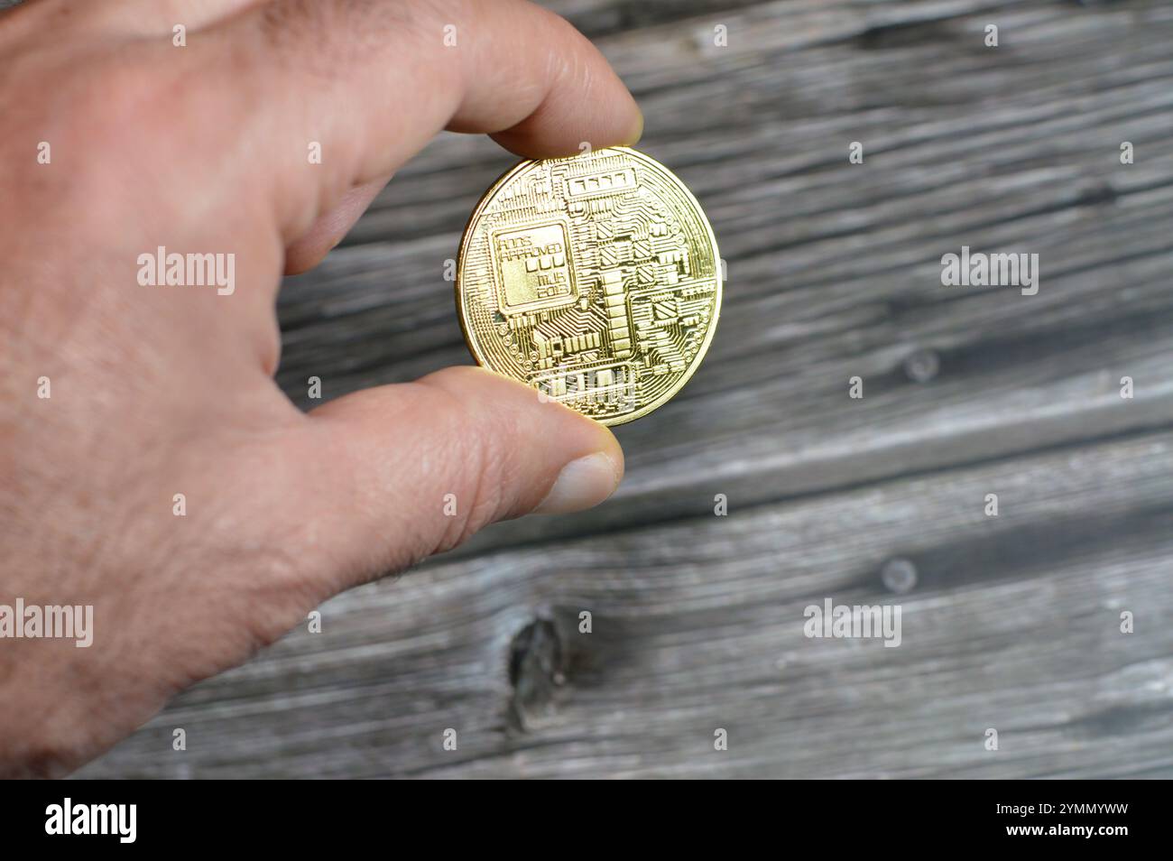 Bitcoin moneta d'oro fisica, BTC la prima criptovaluta decentralizzata, i nodi della rete bitcoin peer-to-peer verificano le transazioni tramite crittografia Foto Stock
