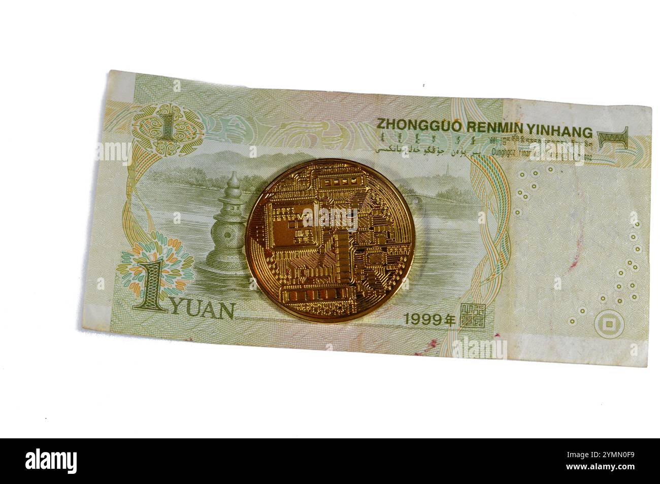 Banconota Yuan con moneta d'oro fisica Bitcoin, BTC la prima criptovaluta decentralizzata, nodi nella rete bitcoin P2P verificano i transactus Foto Stock