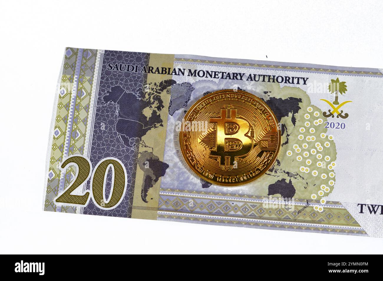 L'Arabia Saudita riyals banconota con Bitcoin moneta d'oro fisica, BTC la prima criptovaluta decentralizzata, nodi nella rete di bitcoin P2P verificano transazione Foto Stock
