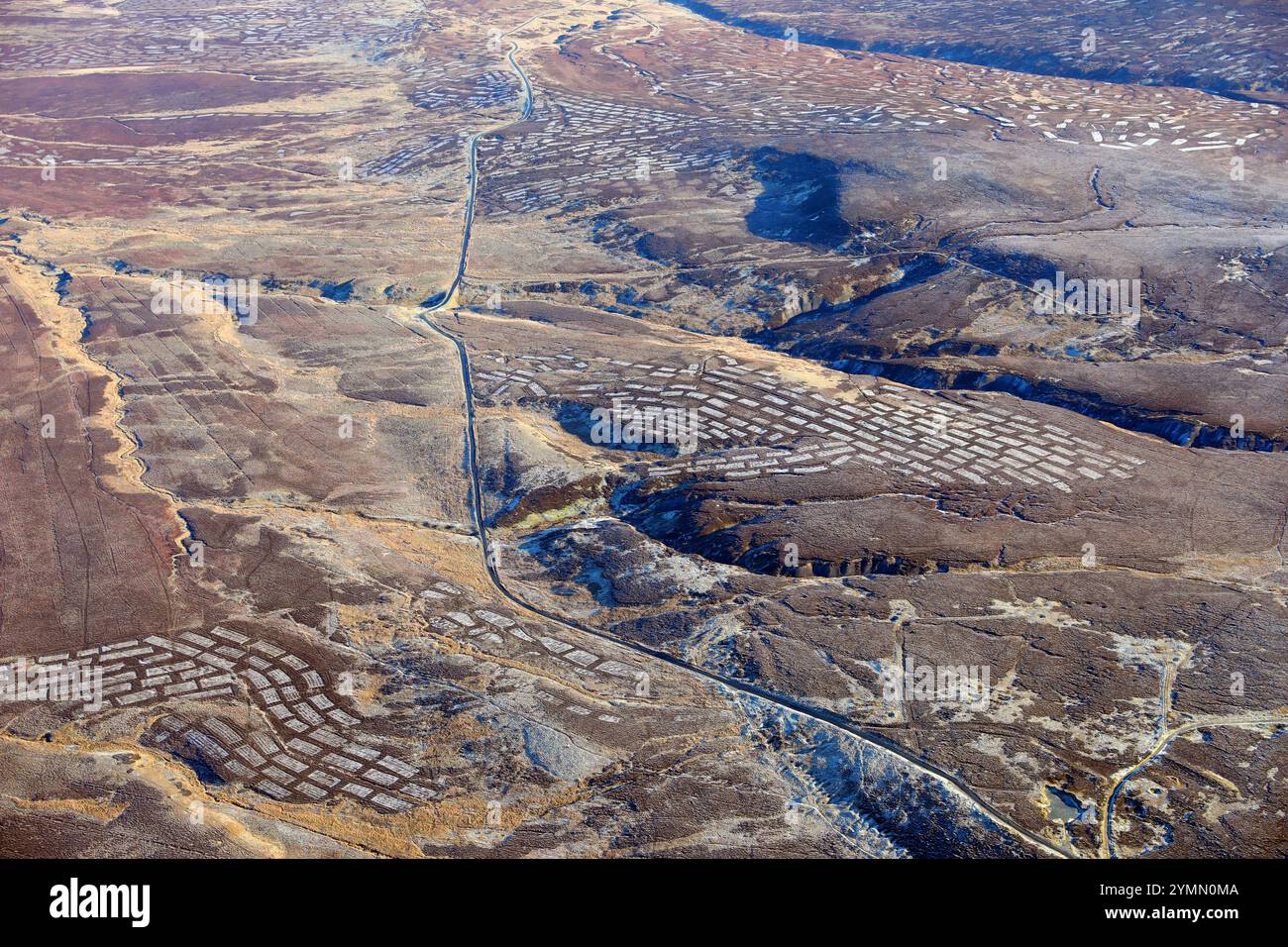 Vista aerea di parte della Long Causeway, Regional Route 71, appena a est del Tan Hill Inn, sui North Pennines, Inghilterra Foto Stock
