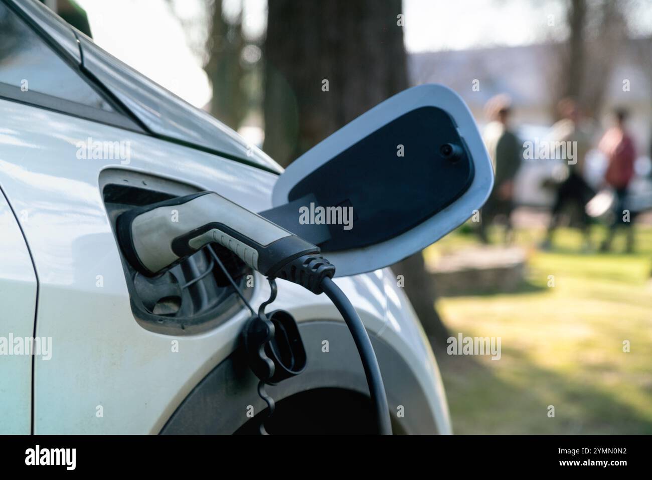 Energia di ricarica del veicolo elettrico sulla stazione di ricarica. Foto Stock