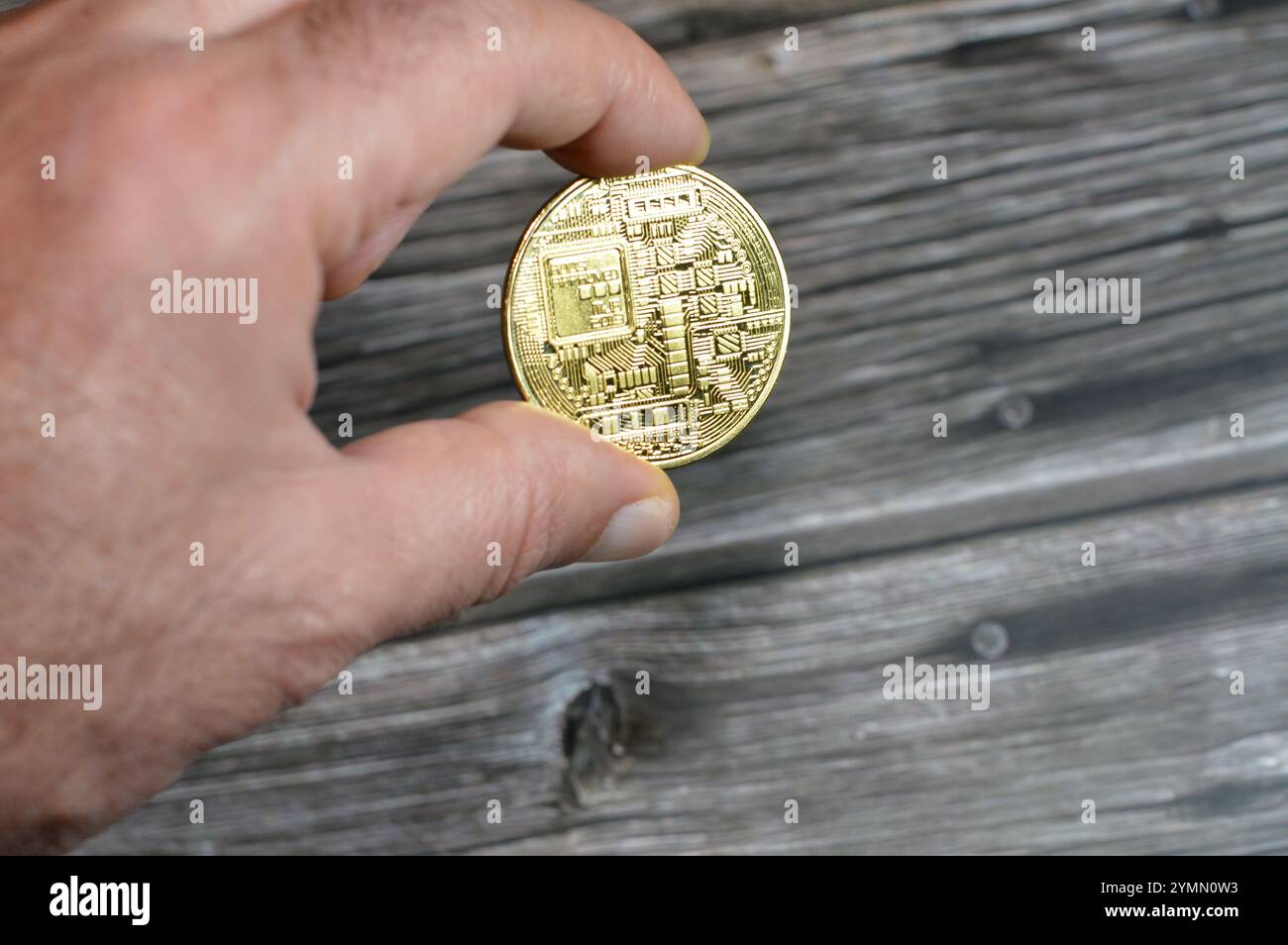 Bitcoin moneta d'oro fisica, BTC la prima criptovaluta decentralizzata, i nodi della rete bitcoin peer-to-peer verificano le transazioni tramite crittografia Foto Stock