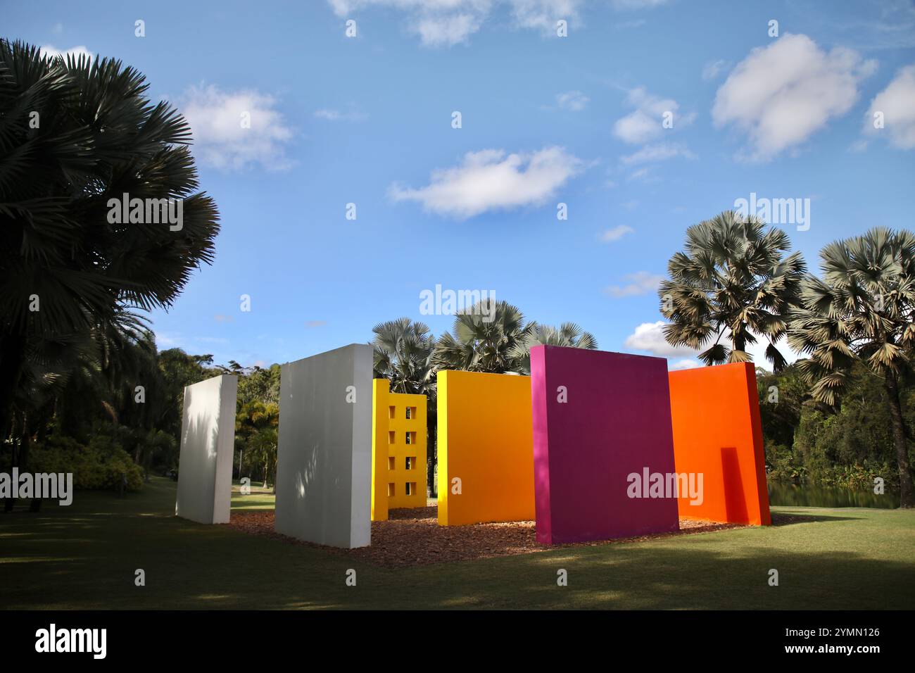 Brumadinho, Minas Gerais, Brasile. 20 luglio 2023. L'opera d'arte ''InvençÃ£o da Cor, PenetrÃvel Magic Square #5, De Luxe'', in inglese 'Invention of Color, Magic Square penetrable #5, De Luxe' (1977) dell'artista visivo brasiliano Hélio Oiticica, a Inhotim. L'Inhotim Institute è un'istituzione privata brasiliana fondata nel 2004 da Bernardo Paz, un uomo d'affari che lavora nel settore minerario. Il sito di 1.000 ettari è sia un importante museo di arte contemporanea che un giardino botanico. 23 padiglioni e gallerie sono aperti al pubblico, con opere di circa cento artisti contemporanei provenienti da oltre Foto Stock