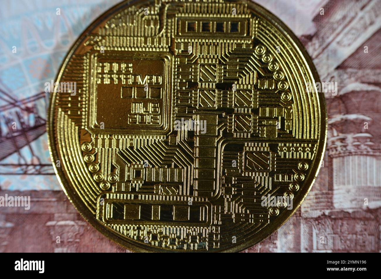 Banconota in sterline egiziane con moneta d'oro fisica Bitcoin, BTC la prima criptovaluta decentralizzata, nodi in rete bitcoin P2P verificano la transa Foto Stock