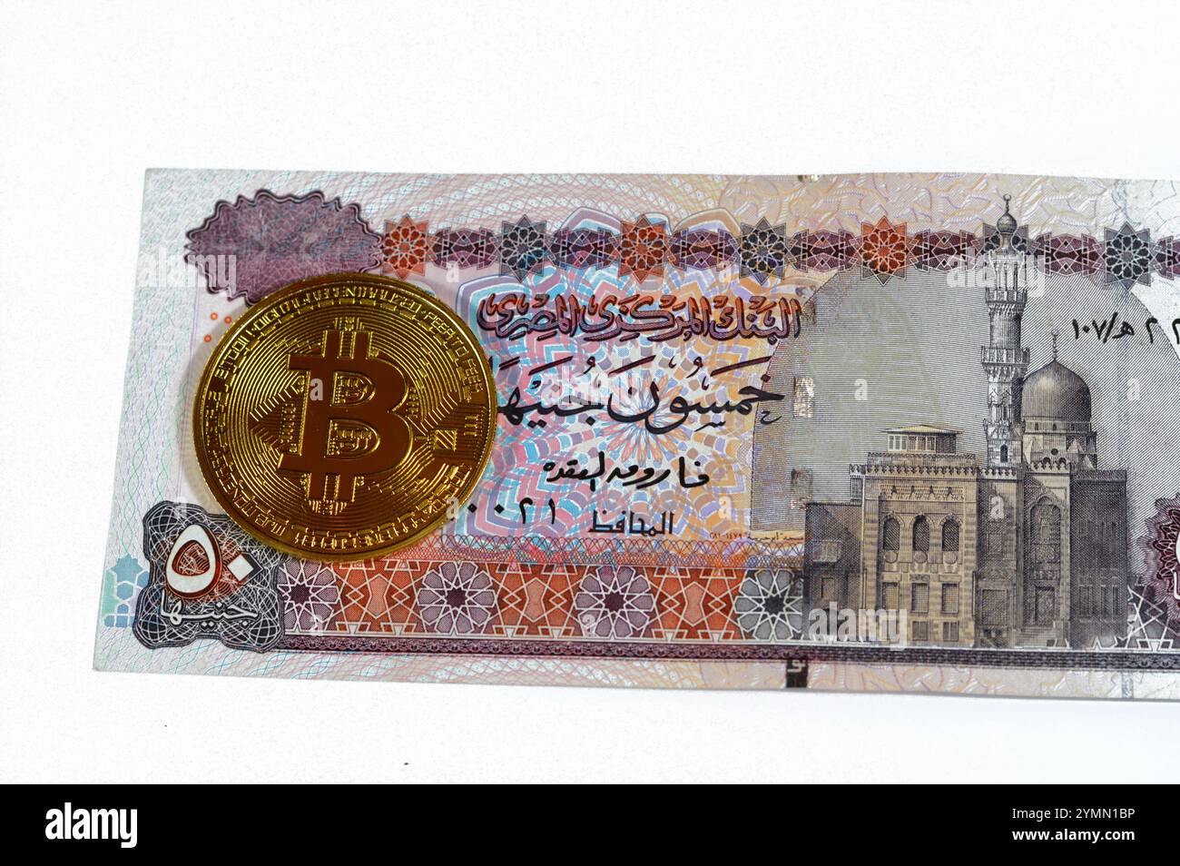 Banconota in sterline egiziane con moneta d'oro fisica Bitcoin, BTC la prima criptovaluta decentralizzata, nodi in rete bitcoin P2P verificano la transa Foto Stock