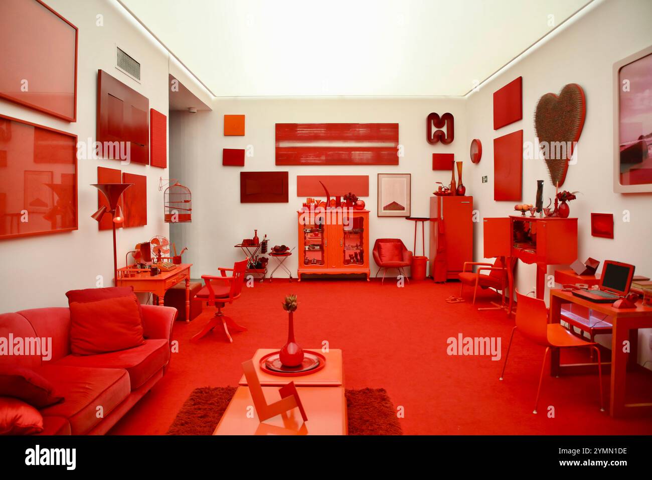 L'opera d'arte "Desvio para o vermelho i: Impregnação", in inglese "Red shift i: Impregnation", (1967-84) dell'artista visuale brasiliana Cildo Meireles, in Inhotim. L'Inhotim Institute è un'istituzione privata brasiliana fondata nel 2004 da Bernardo Paz, un uomo d'affari che lavora nel settore minerario. Il sito di 1.000 ettari è sia un importante museo di arte contemporanea che un giardino botanico. 23 padiglioni e gallerie sono aperti al pubblico, con opere di circa cento artisti contemporanei provenienti da oltre trenta paesi. (Foto di Apolline Guillerot-Malick/SOPA Images/Sipa USA) Foto Stock