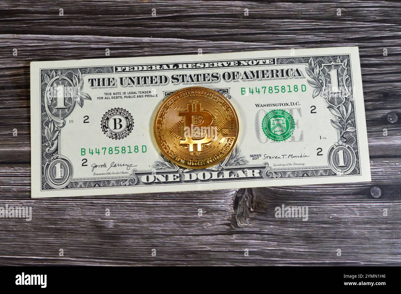 Banconota in dollari americani con moneta d'oro fisica Bitcoin, BTC la prima criptovaluta decentralizzata, nodi nella rete bitcoin P2P verificano la transazione Foto Stock